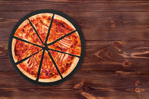 Pokrojona Pizza Grilla Szynką Sosem Grillowym Bekonem Salami Talerzu Łupkowym — Zdjęcie stockowe