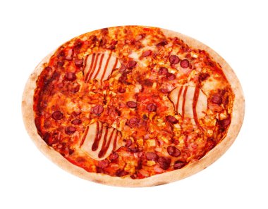 Jambonlu barbekü pizza, bbq sosu, pastırma ve salam. Kesme yolu ve açı görünümlü beyaz arkaplanda izole edilmiş İtalyan lezzetli pizzası