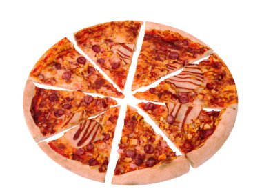 Jambon, bbq soslu dilimlenmiş İtalyan pizzası, pastırma ve salam, beyaz arka planda izole edilmiş, açı manzaralı.