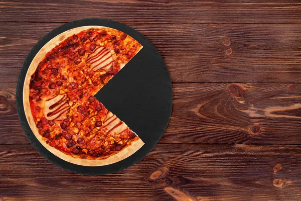 Leckere Bbq Pizza Mit Schinken Bbq Sauce Speck Und Salami — Stockfoto