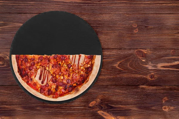 Eine Halbe Bbq Pizza Mit Schinken Bbq Sauce Speck Und — Stockfoto