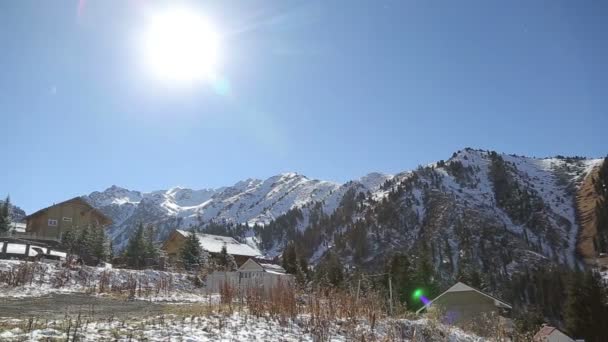 Panorama z alpejskiej wioski zimowy krajobraz — Wideo stockowe