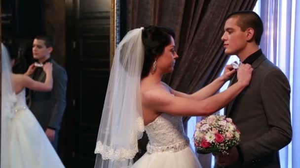 Νύφη προσαρμογή γαμπρούς γραβάτα στη δεξίωση του γάμου — Αρχείο Βίντεο