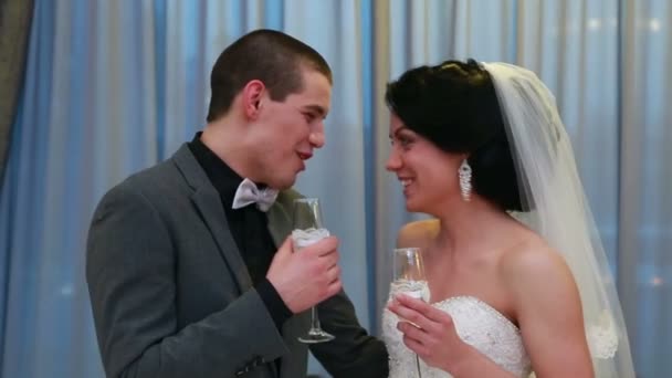 Новобрачные пьют шампанское на свадебном рецепте — стоковое видео