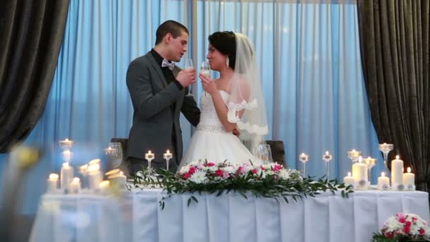 Braut und Bräutigam trinken Sekt bei Hochzeitsempfang — Stockvideo