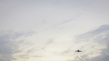 Gökyüzünde uçan uçak