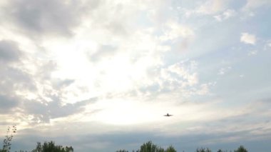 uçak yere yakın arazi için geliyor