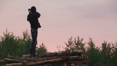 Günbatımında çalışan fotoğrafçı silüeti