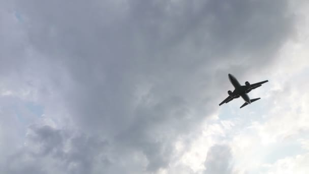 Landing van vliegtuigen vloog laag over de camera — Stockvideo