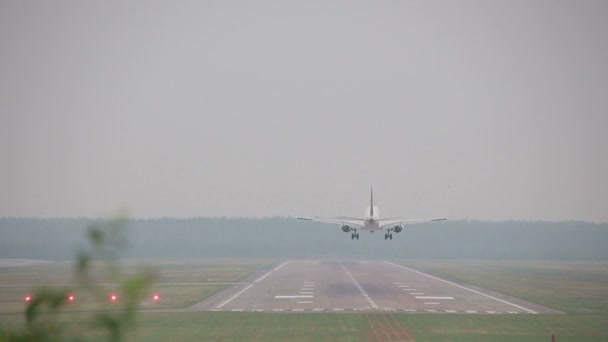 Vliegtuig opstijgen uit opstijgen landingsbaan — Stockvideo