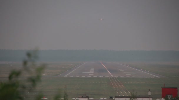 Avión despegando de pista de despegue — Vídeos de Stock