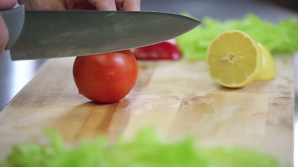 Шеф режет и режет свежие помидоры. — стоковое видео