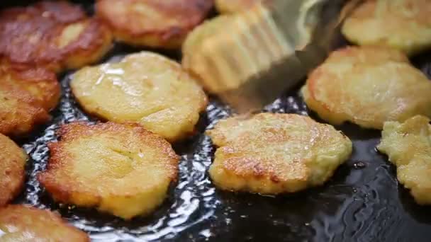 Картофельные блинчики в сковородке — стоковое видео