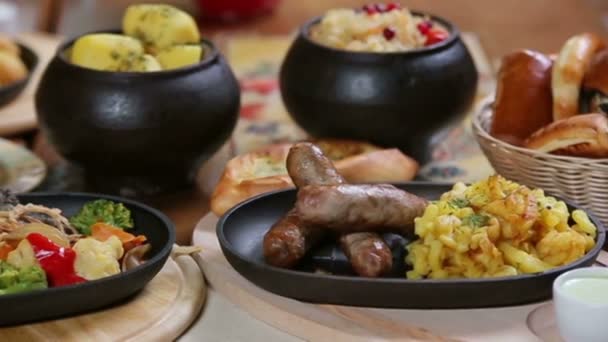 Panorama de la riche disposition de la table de pays avec des plats de restaurant cuisine maison au ralenti — Video