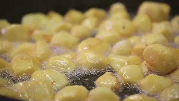 Обжаривание золотой картошки в кастрюле — стоковое видео