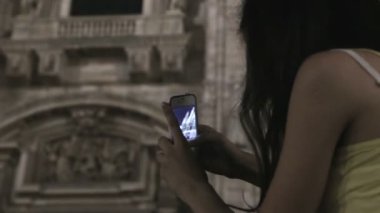 Genç beyaz kız yaz akşam duomo di milano İtalya Panoraması smartphone üzerinde filme