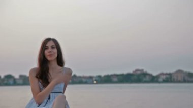 sevimli güzel genç oldukça beyaz kız güzel bir öpücük için erken sabah su ve deniz arka kameraya manzara Venedik İtalya'beyaz sundress darbeler portresi