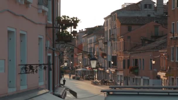 Ochtend zomer straat Venetië stad landschap met stromend man sport beoefening — Stockvideo