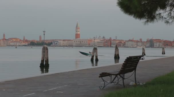 Ochtend Venetië landschap met drijvende gooien motorboot het water kanaal — Stockvideo