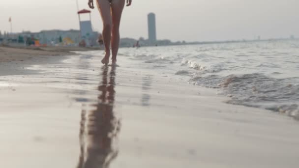 모래 해변에서 아름 다운 백인 여자 다리의 슬로우 모션 파노라마 — 비디오