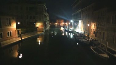Karanlık Motorlu tekne ve bot kaptanı gece Venedik sokak su kanalı aracılığıyla yüzen siluette