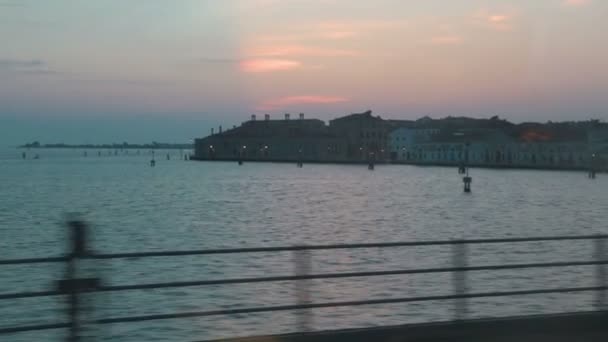 Pintoresco paisaje colorido del amanecer del agua de la mañana Vista de Venecia desde el tren en movimiento — Vídeos de Stock