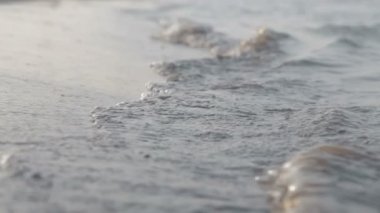 dalga deniz kum Beach deki yaz turistik gezi ağır çekim