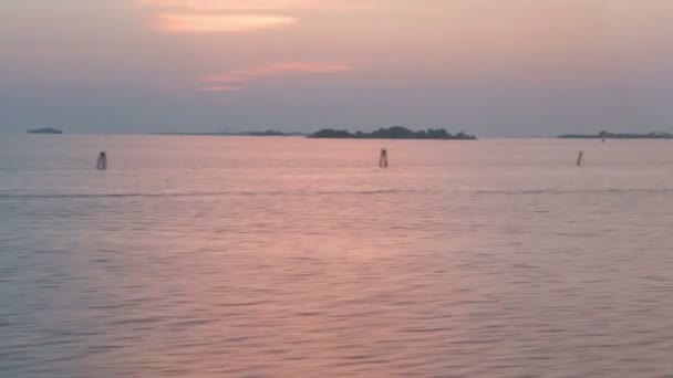 Pintoresco paisaje colorido del amanecer del agua de la mañana Vista de Venecia desde el tren en movimiento — Vídeo de stock