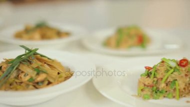 Risotto, makarna ve sebzeler ile Komposto domuz eti