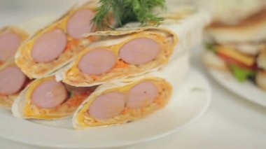 Streetfood ve fastfood tanıtımı. Shaurma, sosisli sandviç ve pide ekmek sosis