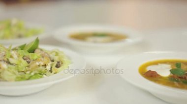 Restoran öğle yemeği menüsünün sunumunu. Et çorbası ve lahana gelen hafif salata