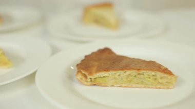 Patates pastası ve pasta lahana ve mantar ile tanıtımı