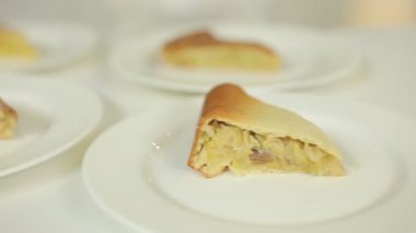 Ev yapımı börek et, sebze, mantar ve patates tanıtımı.