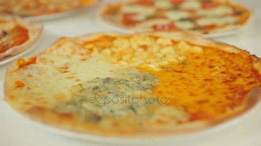 Pizza sunu. Kaymak panorama üzerinden dört peynir pizza kaprisli.