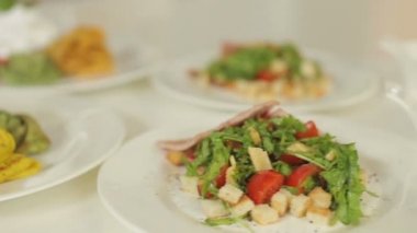 Öğle Yemeği menüsünün sunumunu. Garnitür salata ve haftanın her günü için et. İştah neden olan sulu, renkli ve lezzetli yemekler. Kaymak cam