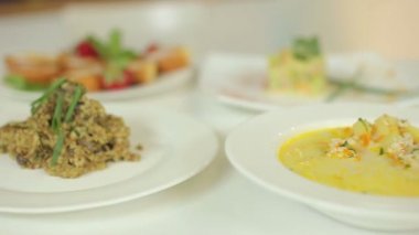 Patates ve pilav, risotto pearl arpa ve tavuk kalpler iştah açıcı çorbası. Hazır yemek sunumu.