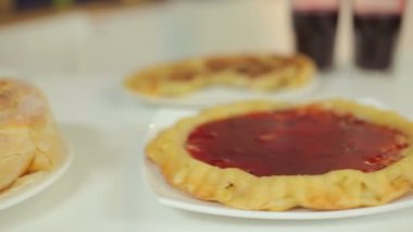 Ev yapımı börek tanıtımı. Et ve tatlı pasta doldurma patates peynir ve sebze ile. Sunum ve hizmet