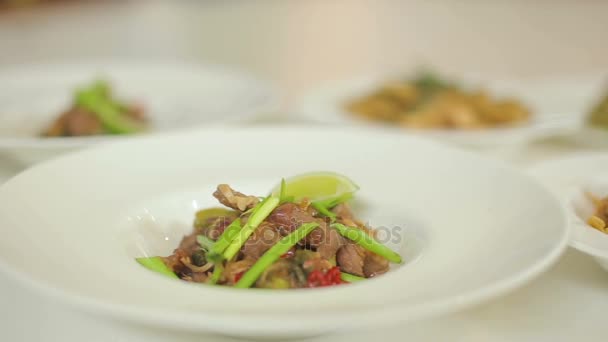 Presentación de una deliciosa cena. Risotto, pasta y cerdo estofado con verduras — Vídeos de Stock