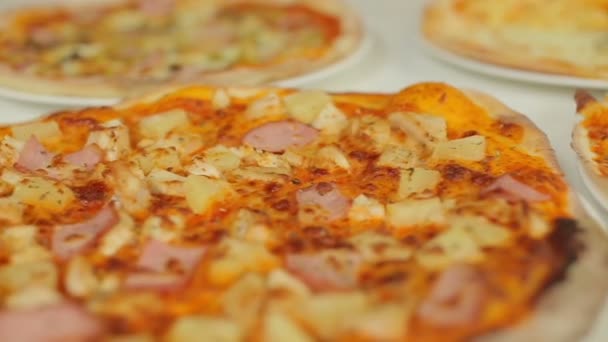 Pollo pizza con ananas e margarita classico . — Video Stock