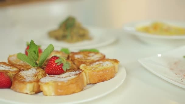 Crostini dolci con fragole e insalata di verdure con carne. Splendida dessert e insalata leggera estiva. Presentazione del piatto . — Video Stock