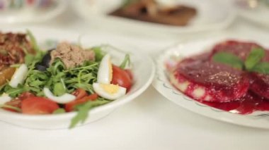 Roka Salatası sunumunu, bruschetta kurutulmuş domates ve süzme peynir ile krep