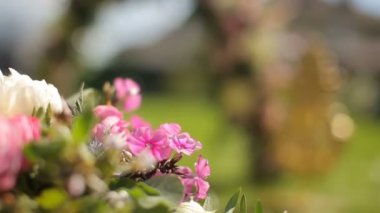 lüks mevcut Hediyelik dekorasyon şenlikli dekorasyon için bir açık yaz çiçek kompozisyon için getiren kız