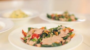 pastırma, roka ve domates, spagetti ve lezzetli pasta tatlı taze renkli salatası