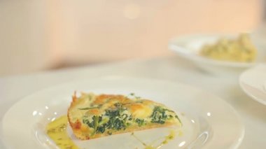 Taze roka ve domates, spagetti ve lezzetli pasta tatlı ile pastırma ile parlak renkli salata