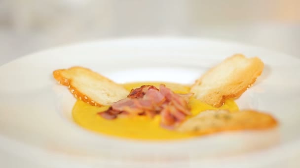 Presentación de platos de restaurante, sopa y guisos de patatas y calabacines — Vídeo de stock