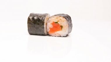 Beyaz sunu üzerinde dönen suşi rulo