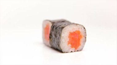 Somon dönen beyaz izole suşi rulo