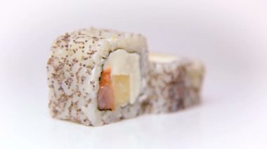 Şef sunu suşi ile haşhaş tohumu Nomi Maki beyaz döner alır.