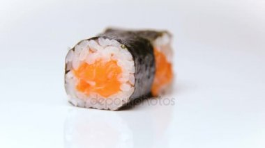 Restoran sushi Chef tanıtımı dönen beyaz rulo