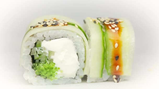 Σεφ προσθέτει τη σάλτσα σόγιας και σουσάμι Kappa ΦΥΛΛΑ Maki με κολοκυθάκια τυρί και φρέσκια σαλάτα σούσι — Αρχείο Βίντεο